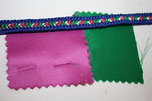 ألوان ثوب الجلابة: أخضر و وردي مع سفيفة باللون الأزرق، الأخضر، وردي و أبيض