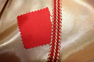 ألوان ثوب الجلابة: الأحمر مع سفيفة باللون البيج و الأحمر