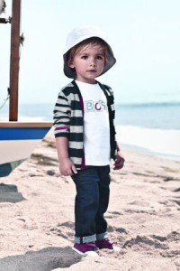 ملابس الأطفال: سترة مع تيشورت أبيض و جينز للأولاد