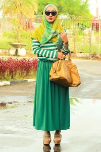 ملابس فتيات محجبات: تنورة و قميص لون أخضر مع حقيبة كبيرة الحجم