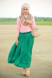 ملابس فتيات محجبات: الونين الوردي و الأخضر مع صندلة و حقيبة يد مناسبين