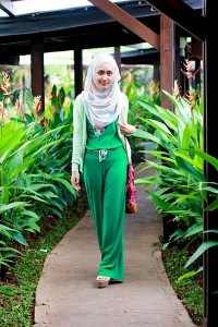 ملابس فتيات محجبات: باللون الأخضر مع حقيبة مناسبة