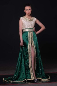 قفطان الأناقة: تصميم عصري على شكل فستان بدون أكمام باللون الأخضر و البيج