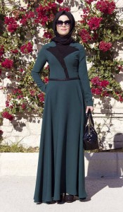 فستان طويل للمحجبات بلون أخضر غامق