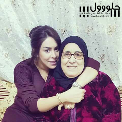 الفنانة نجاة الرجوي رفقة والدتها