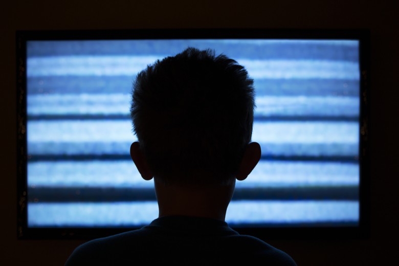 مشاهد العنف في التلفزيون تجعل طفلك ضحية هذه الأخطار